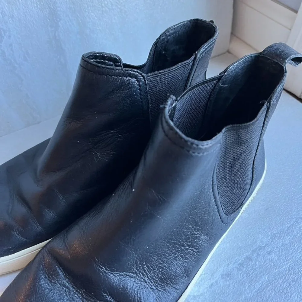 Michael Kors Black leather Womens Sneaker Booties pull on Size 6.5